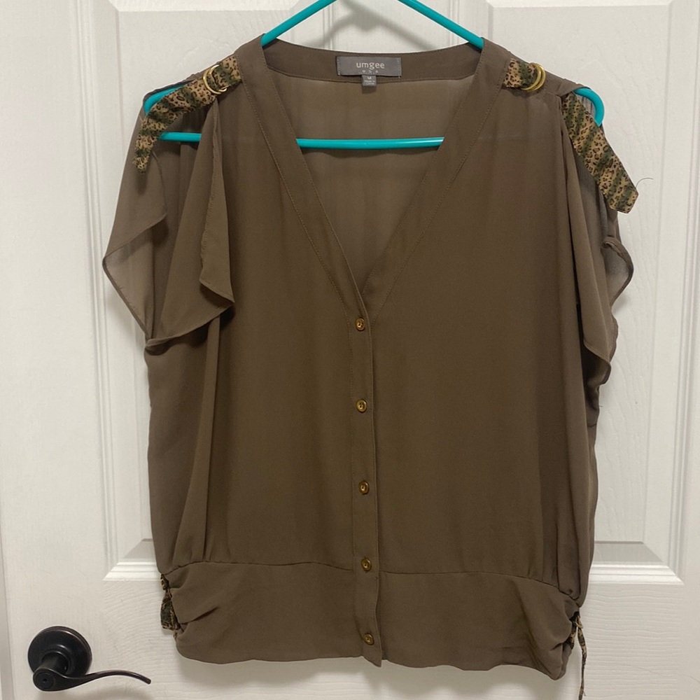 Umgee size Medium blouse top. Very nice preowned condition. Fitted band @ bottom